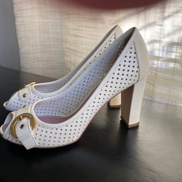 Louis Vuitton white leather open toe pumps heels gold buckle Italy perforated 37 - Picture 6 of 12